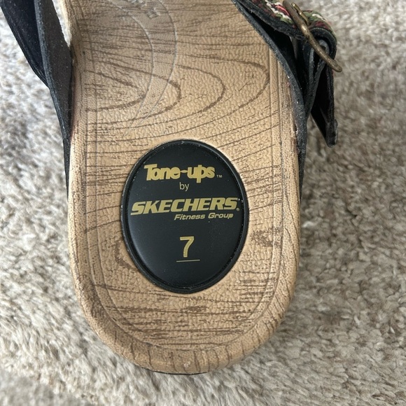 Skechers Tone Ups platform thong sandals. Buckle. Size 7. Embroidered straps. - Picture 5 of 9